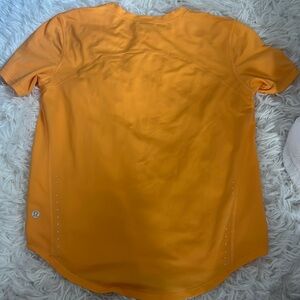 Lululemon fast & free tee with very small pilling on back